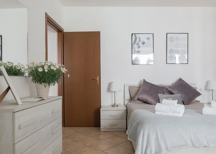 Aura-elegant In The Heart Of *